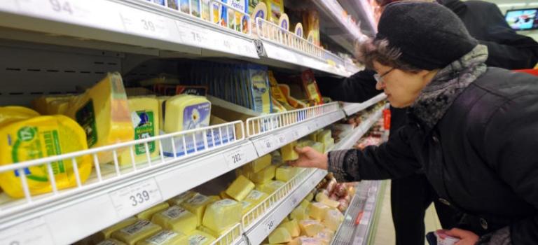 Молодежь, москвичи и петербуржцы недовольны продуктовыми санкциями