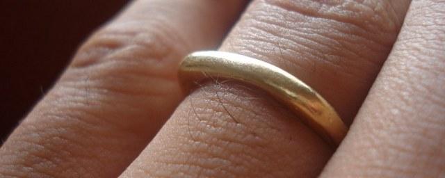 В Энгельсе юноша отнял у подростка золотое кольцо за 20 тысяч рублей