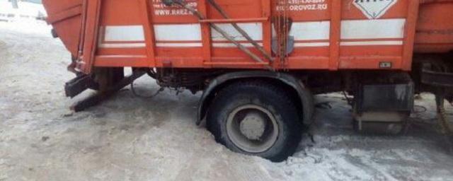 В Ставрополе застрявший колесом в провале мусоровоз освобождали краном