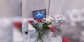 Жители Твери создали стихийный мемориал в память о погибших летчиках при крушении самолета Ил-76