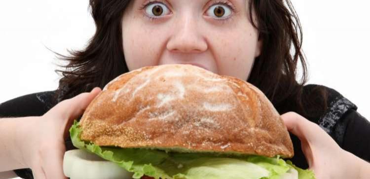 Ученые: Лишенные сна люди острее реагируют на запах пищи