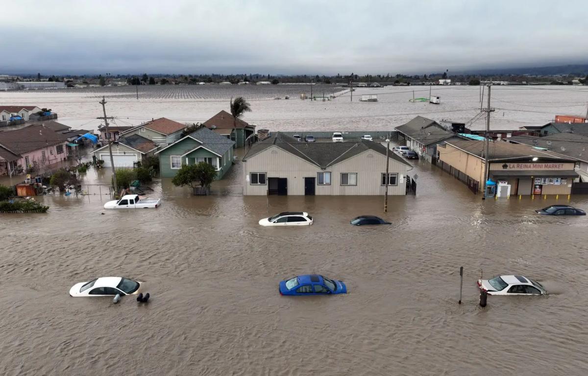 10 000 человек эвакуированы в Калифорнии после сильного наводнения