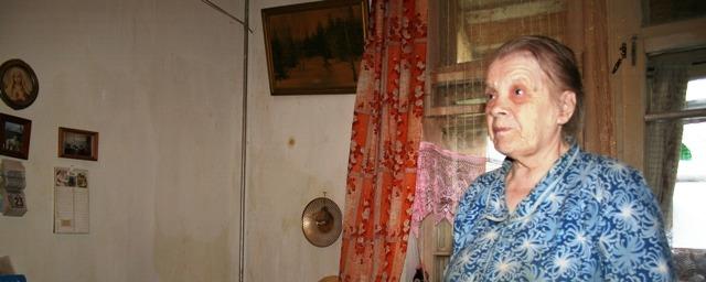 В Сыктывкаре пенсионерка спит в плаще из-за протекающей крыши