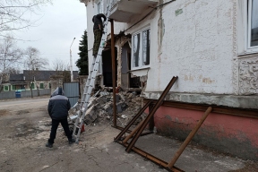 Наружная стена многоквартирного дома рухнула в городе Стаханове