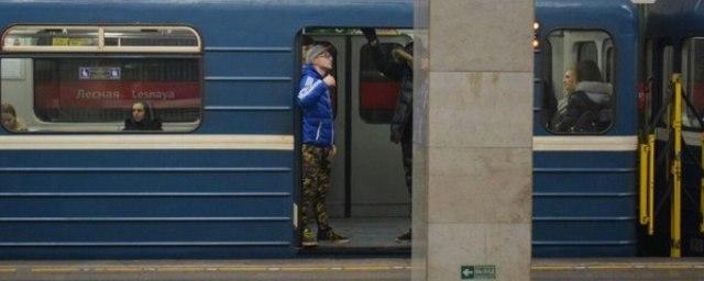 В метро Петербурга хулиганы держали открытыми двери движущегося поезда