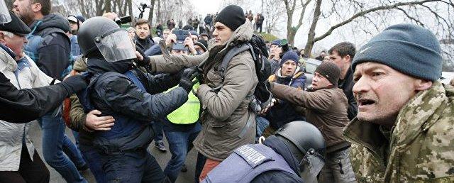 Полиция Киева применила слезоточивый газ против сторонников Саакашвили