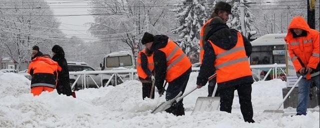 В Оренбурге ликвидируют последствия ночного снегопада