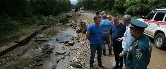 В Приморье спасатели помогают людям справиться с последствиями паводка