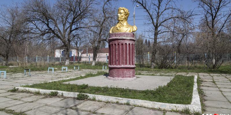 По информации краеведов, памятник был установлен еще до Великой Отечественной войны, пережив Сталинградскую битву.