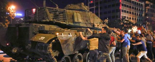 В Турции после попытки военного переворота задержаны 13 тысяч человек