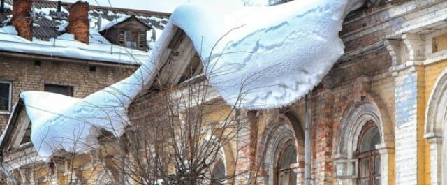 В Смоленске МЧС предупредило горожан об опасности падения снега с крыш