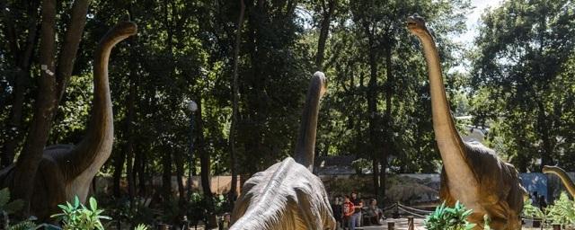 Алексей Гордеев посетил выставку динозавров в парке «Орленок»