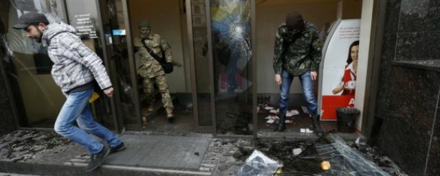 В Киеве активисты забросали камнями отделение «дочки» Альфа-Банка