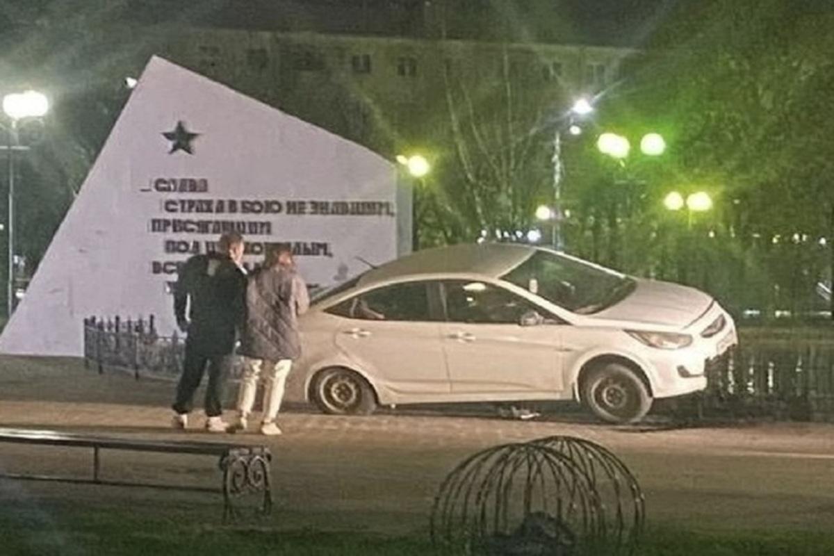 Мужчина на машине влетел в фонтан на площади Победы в Калуге