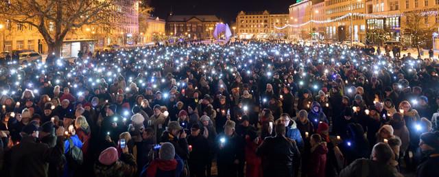 Тысячи поляков вышли на митинги после убийства мэра Гданьска