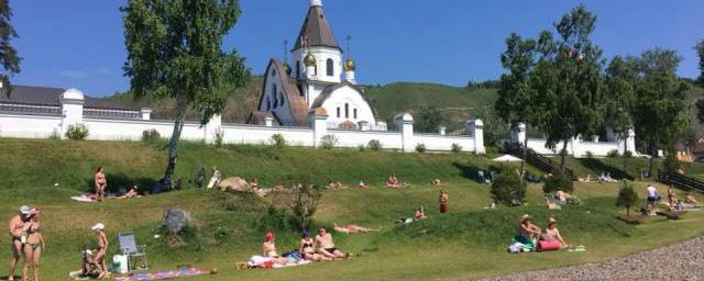 Жители Красноярска возмущены полуголыми загорающими у стен монастыря
