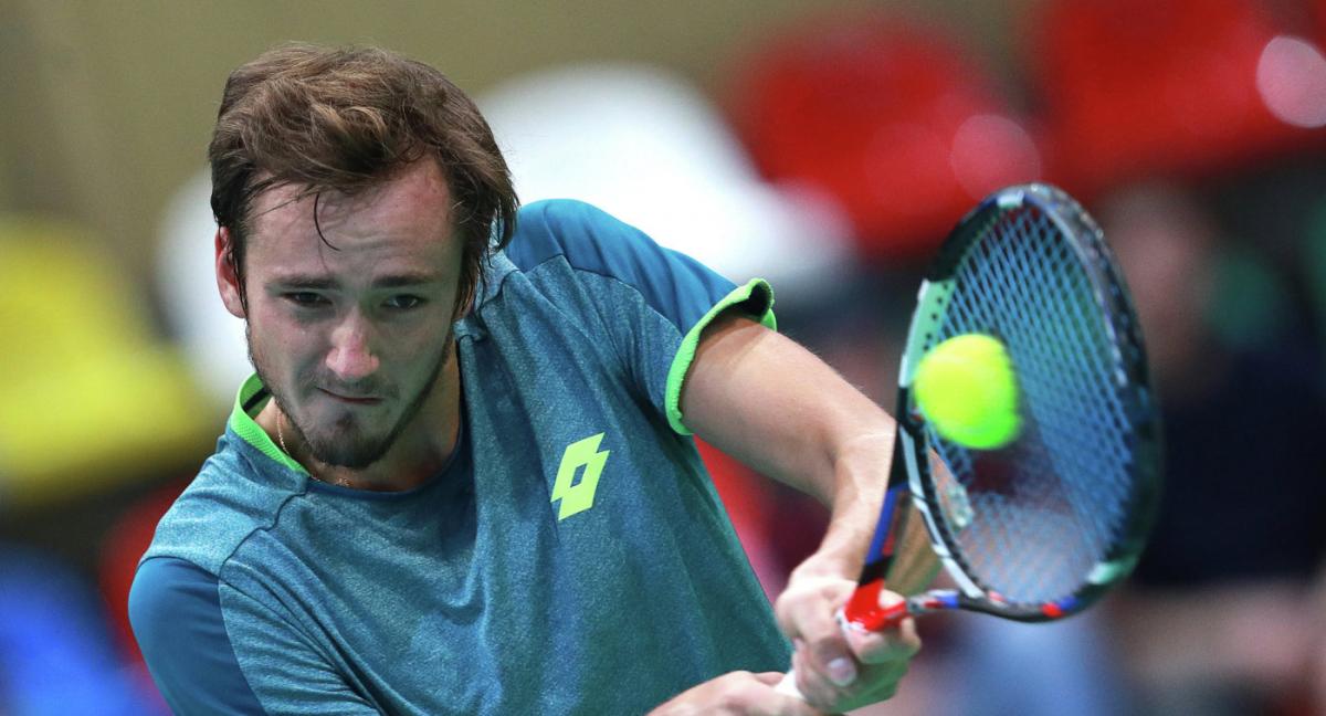 Медведев проиграл Монфису в полуфинале теннисного турнира