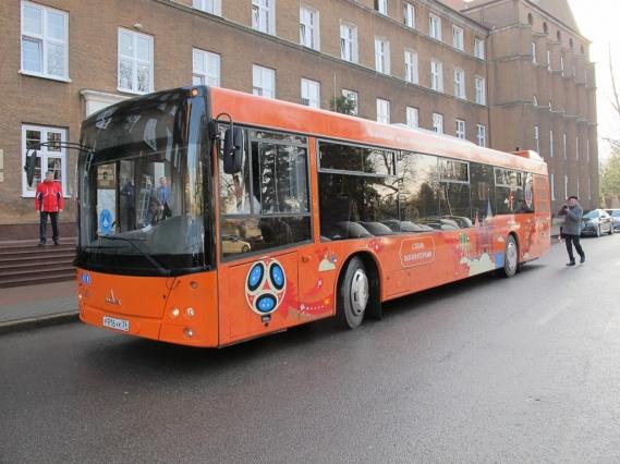 В Калининграде презентовали первый автобус с символикой ЧМ по футболу