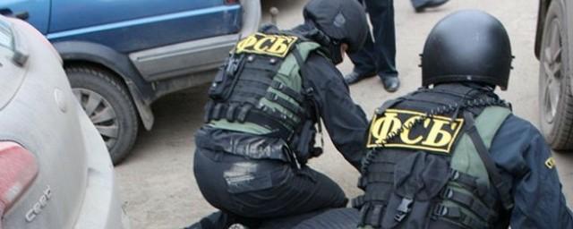 В Омске ФСБ задержала сотрудника полиции за взятку
