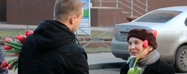 Жительницы Ставрополя получили тюльпаны к празднику