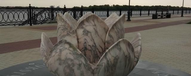 На Петровской набережной Астрахани появился мраморный лотос