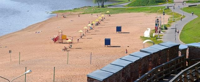 В Новгороде с городского пляжа убрали зонты «грибки»