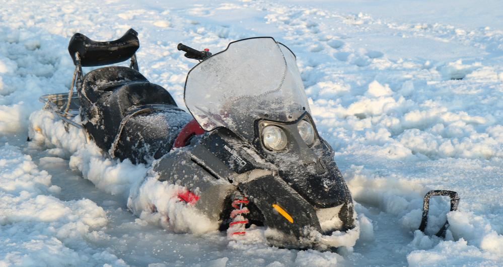 В Саратовской области мужчина на снегоходе провалился под лед