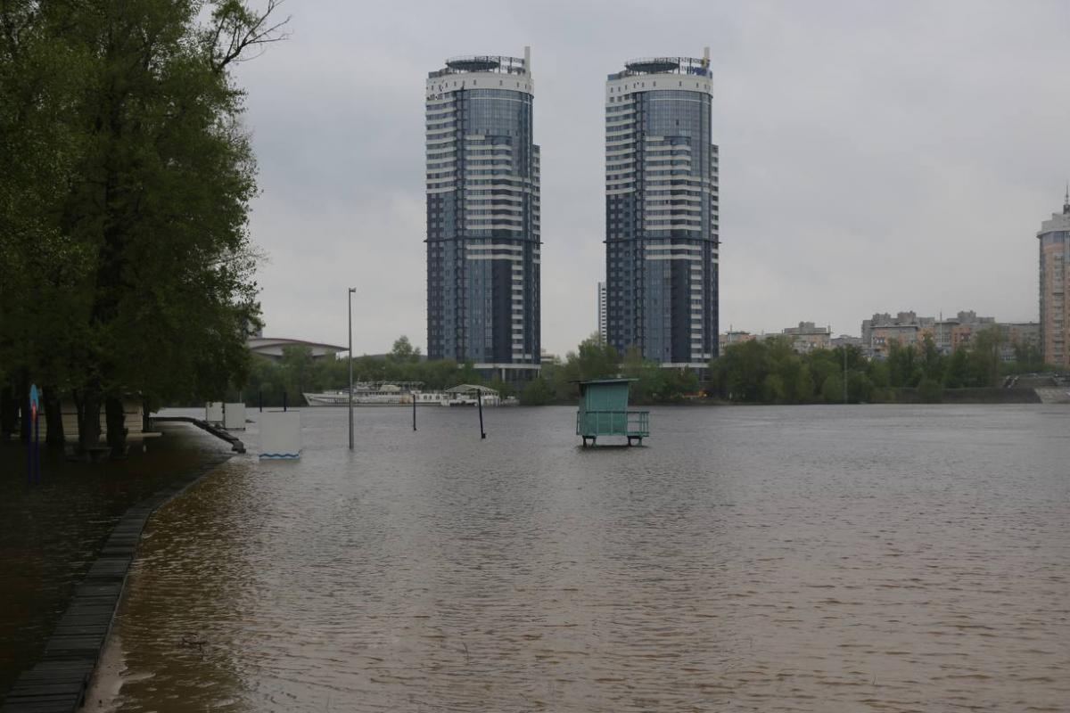Вышедший из берегов Днепр затопил два прибрежных городских парка в Киеве