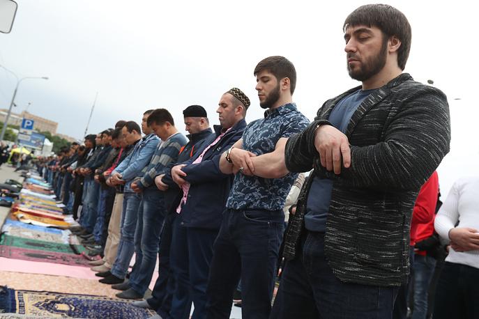 У Соборной мечети в Москве тысячи мусульман совершили молитву