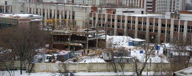 В Москве два человека пострадали при падении строительного крана