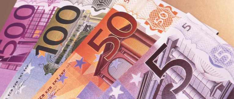 Официальный курс евро за сутки вырос более чем на рубль