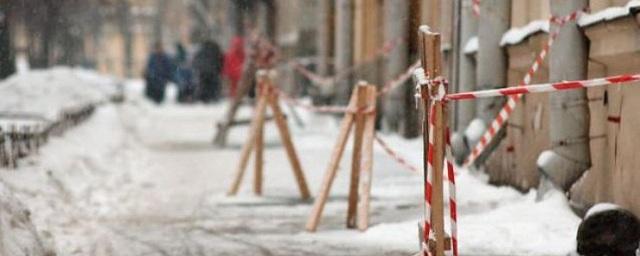 В Москве умерла женщина, на которую с крыши упала глыба снега
