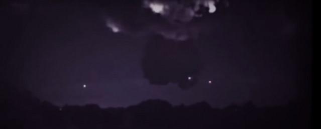 Жительница Австралии сняла на видео НЛО, заряжавшиеся во время грозы
