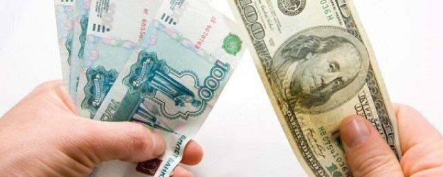 Курс рубля к доллару снижается на фоне обвала цен на нефть