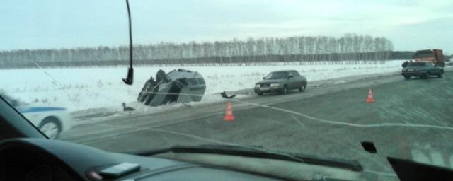 Под Омском произошло ДТП с тремя авто и двумя пострадавшими