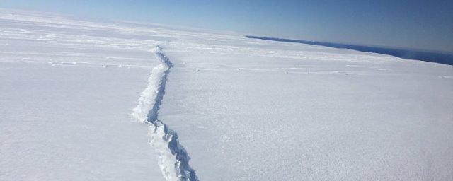 Ученые рассказали, почему во льдах Антарктиды появляются трещины
