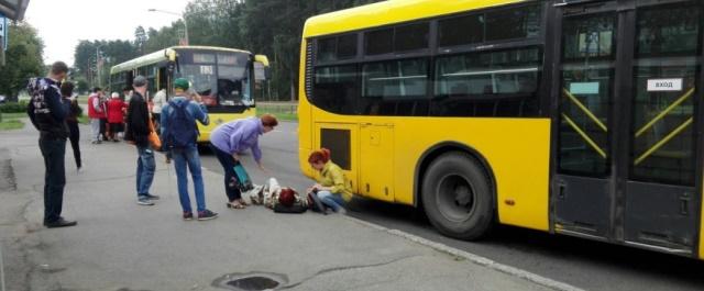 В Железногорске автобус протащил по асфальту 70-летнюю пенсионерку