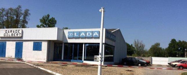 Во Франции найден заброшенный автосалон LADA с раритетными машинами