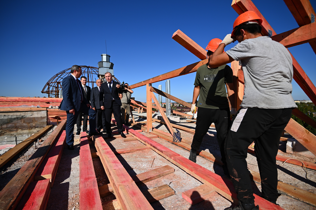 Глава Адыгеи Мурат Кумпилов проверил ход восстановления кровли дома на улице Депутатской в Майкопе