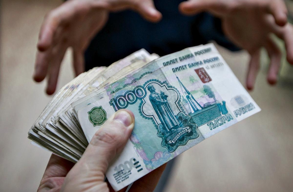 В мэрии Брянска два чиновника погорели на взятке в 80 тысяч рублей