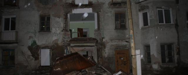 В Свердловской области лёд упал с крыши и повредил стены и окна дома