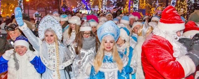 В Москве в параде Снегурочек поучаствовали более 350 девушек