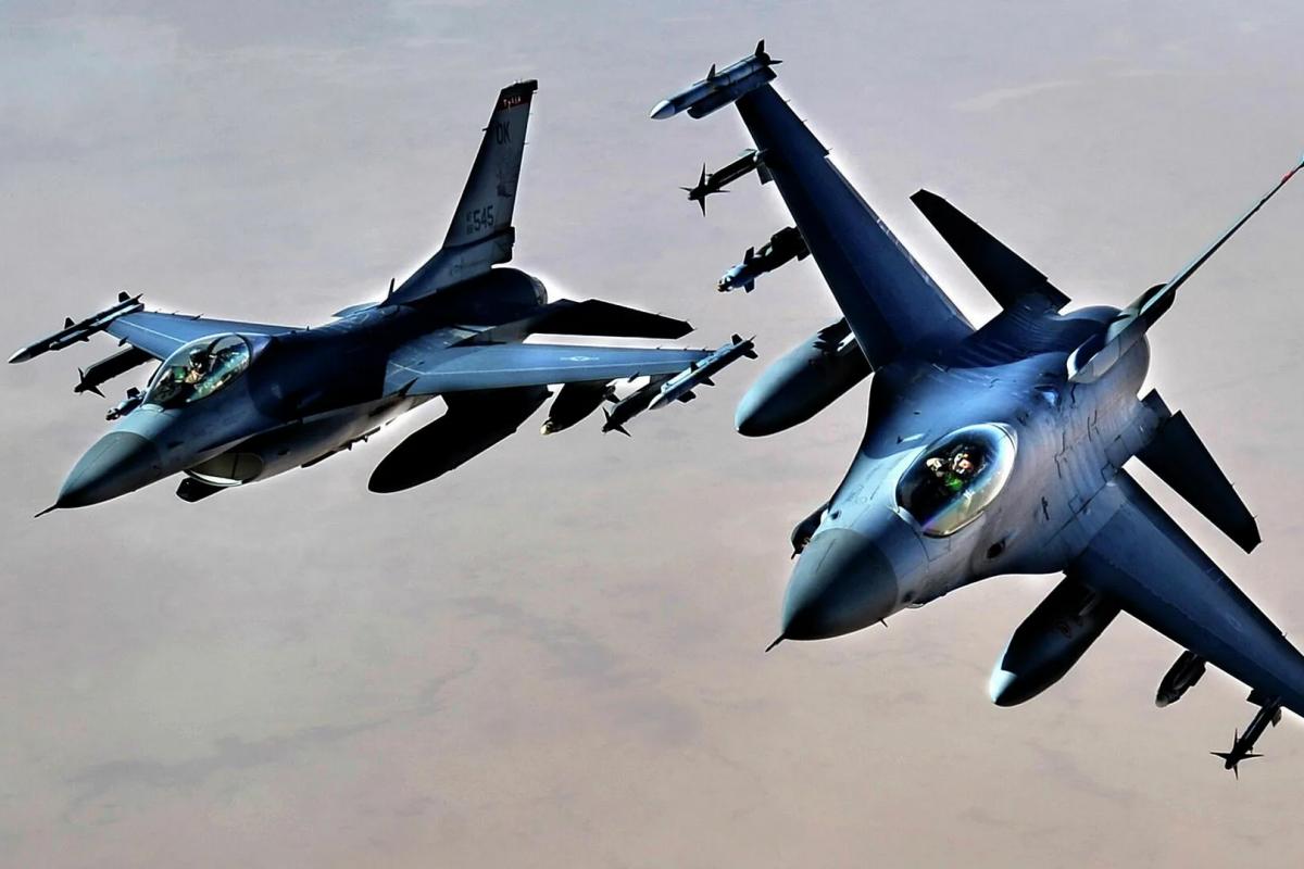 К пилотированию F-16 на Украине могут привлечь американские и канадские ЧВК
