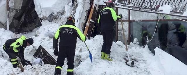 В Италии спасатели нашли под завалами отеля шестерых выживших