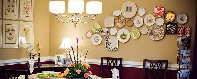 Использование настенных тарелок при декорировании комнаты