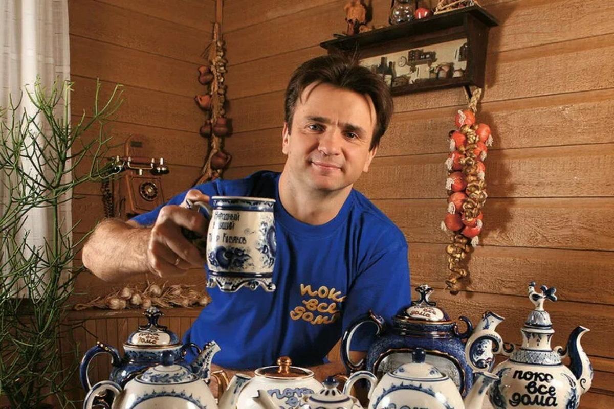 Его хотели посадить за помощь детям. История телеведущего, который начинал пилотом. Тимур Кизяков и его «все дома»