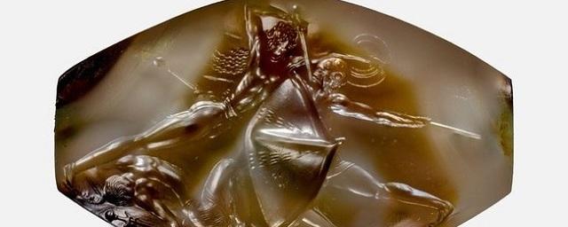 В могиле древнегреческого воина обнаружили гемму возрастом 3500 лет