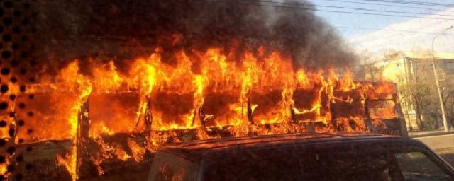 В Красноярске на ходу загорелся трамвай с пассажирами