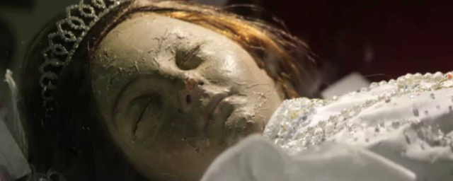 В Сети появилось видео, на котором 300-летняя мумия открыла глаза