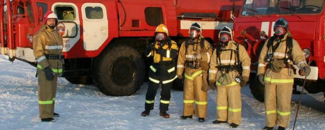 Под Керчью пожарные достали мужчину из горящего дома